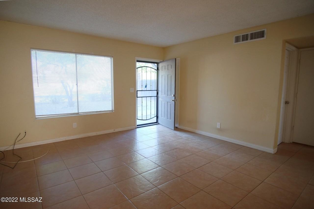 3003 N Euclid Ave - Photo 2 of 23