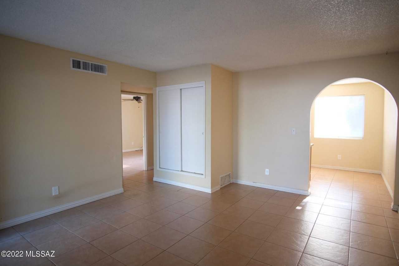 3003 N Euclid Ave - Photo 3 of 23