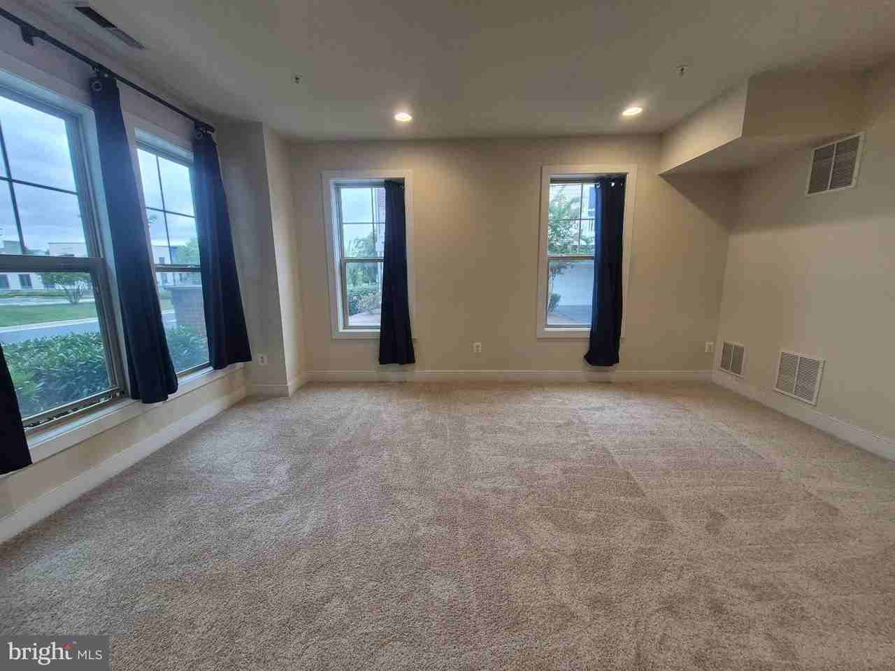 251 Decoverly Dr - Photo 3 of 33