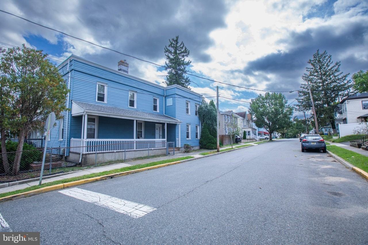 140 Franklin St - Photo 3 of 40