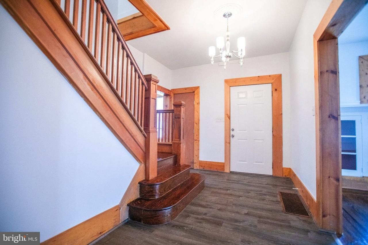 140 Franklin St - Photo 5 of 40