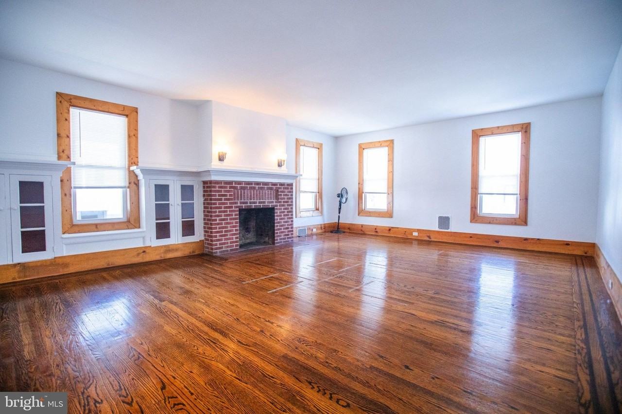 140 Franklin St - Photo 7 of 40