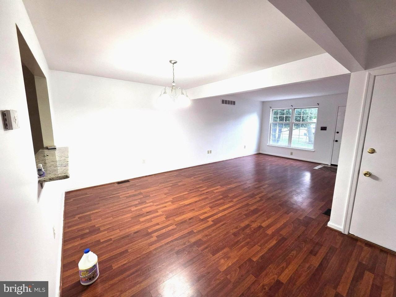 1146 Oxford Cir - Photo 2 of 25