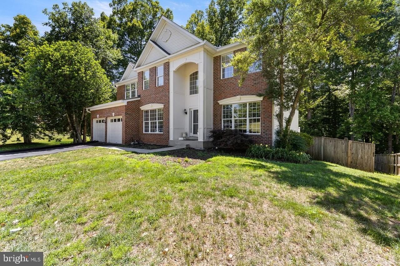 9201 Golf Ct - Photo 2 of 42