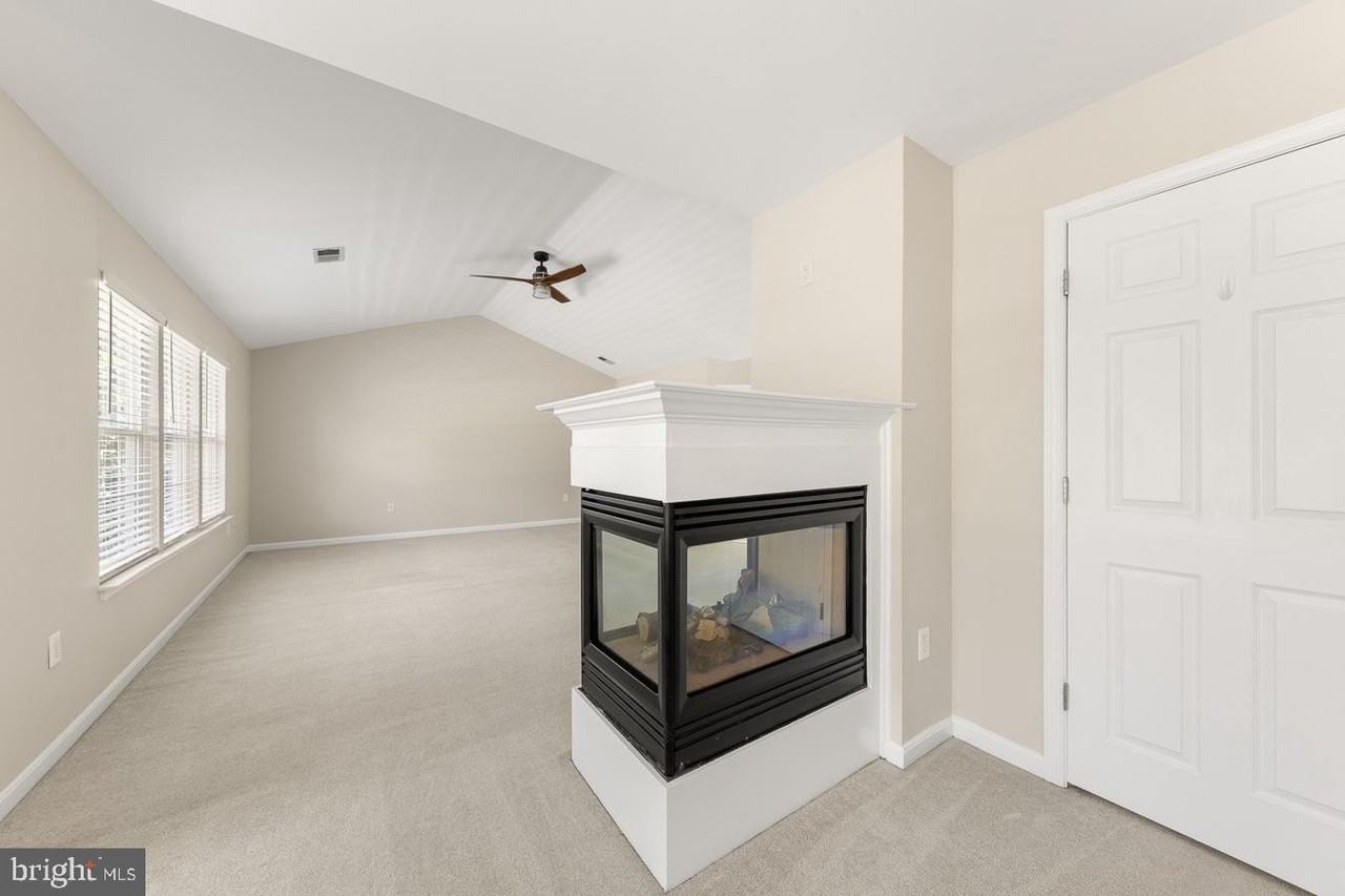 9201 Golf Ct - Photo 4 of 42