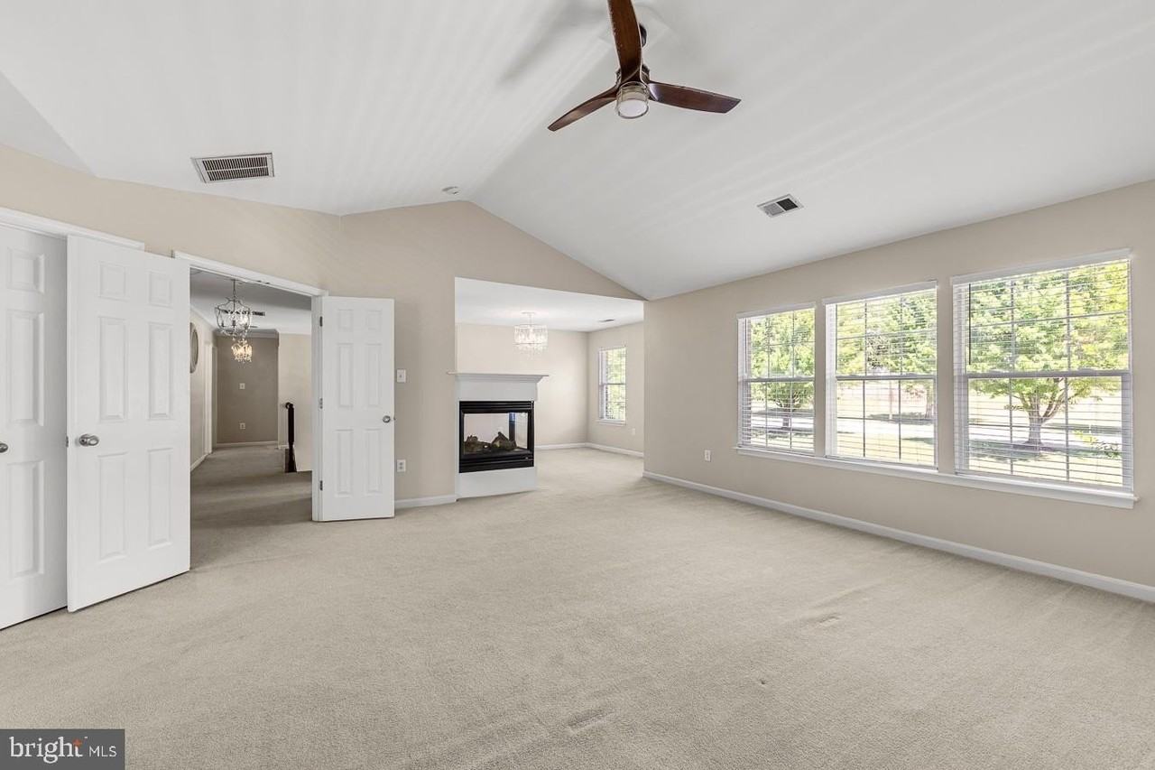9201 Golf Ct - Photo 5 of 42