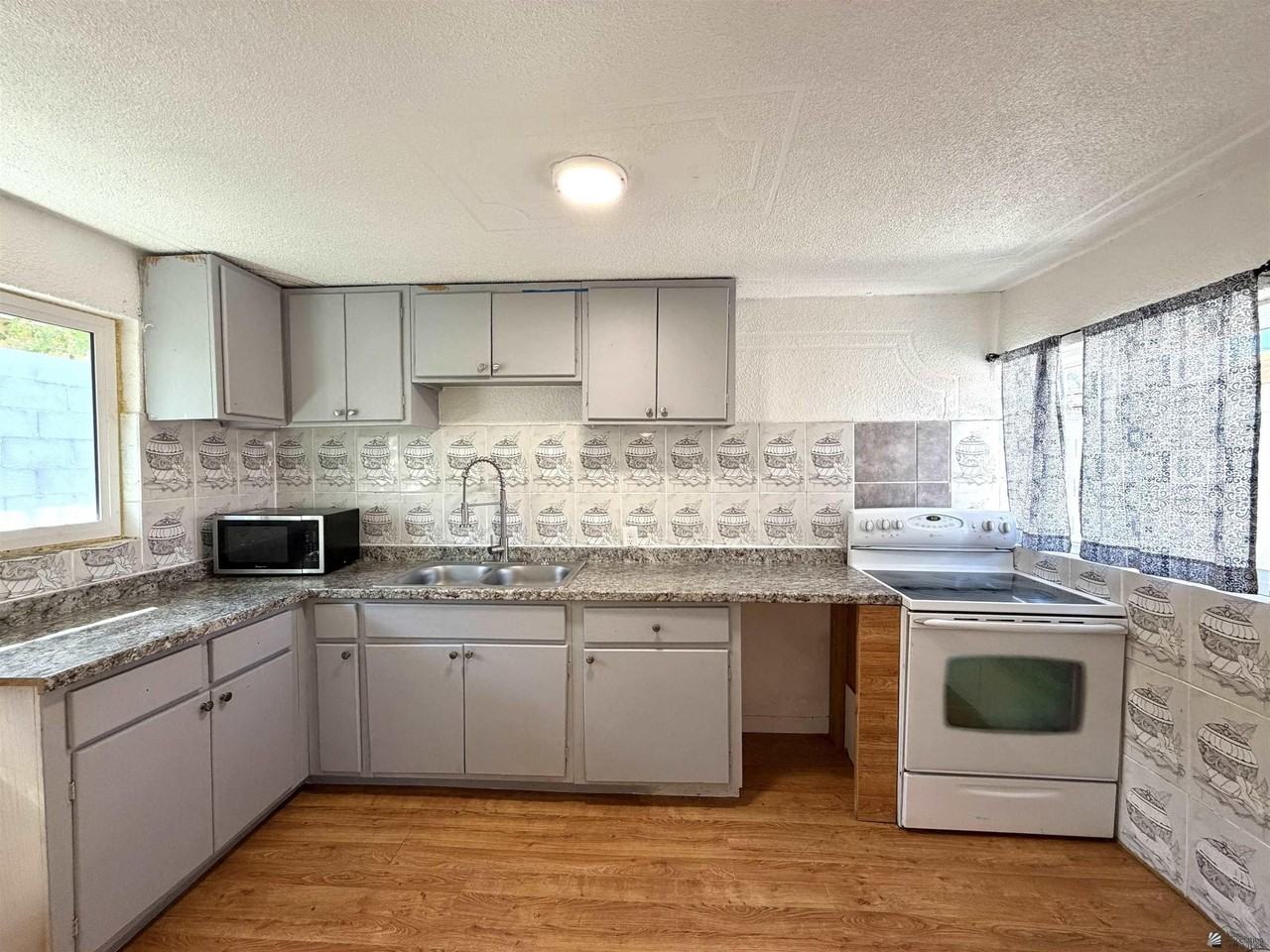 1181 W 8th Pl #A - Photo 2 of 8