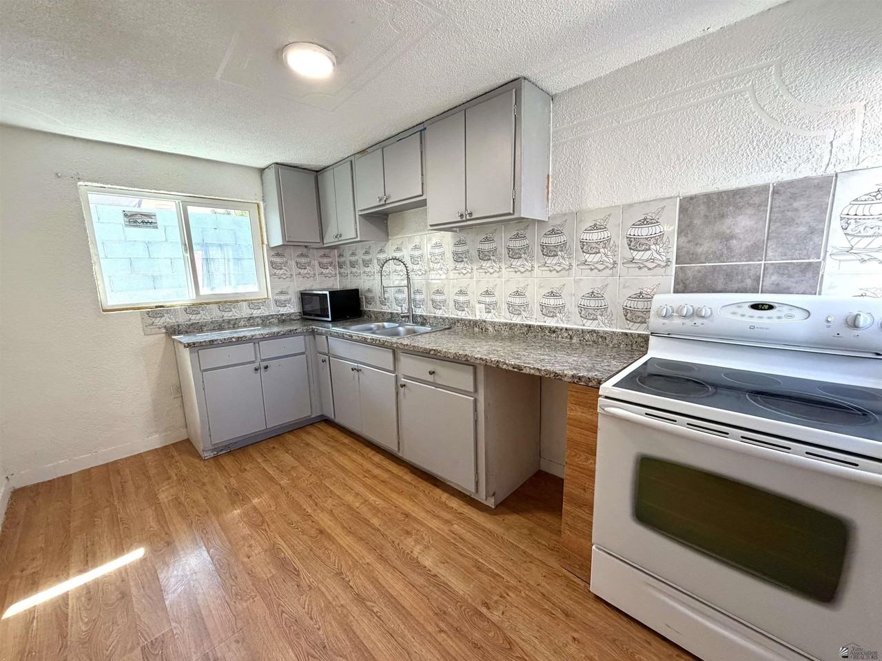 1181 W 8th Pl #A - Photo 3 of 8