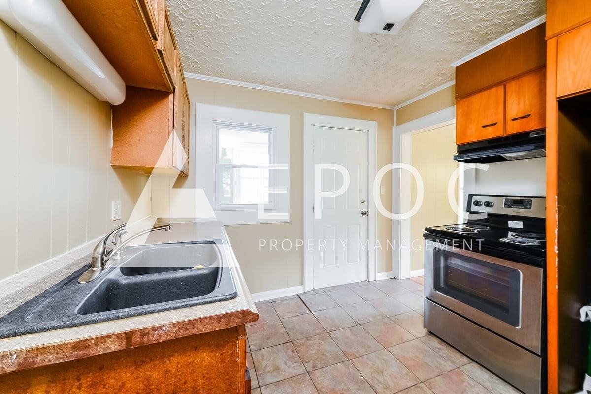 1804 Shady Mount Ave - Photo 3 of 15