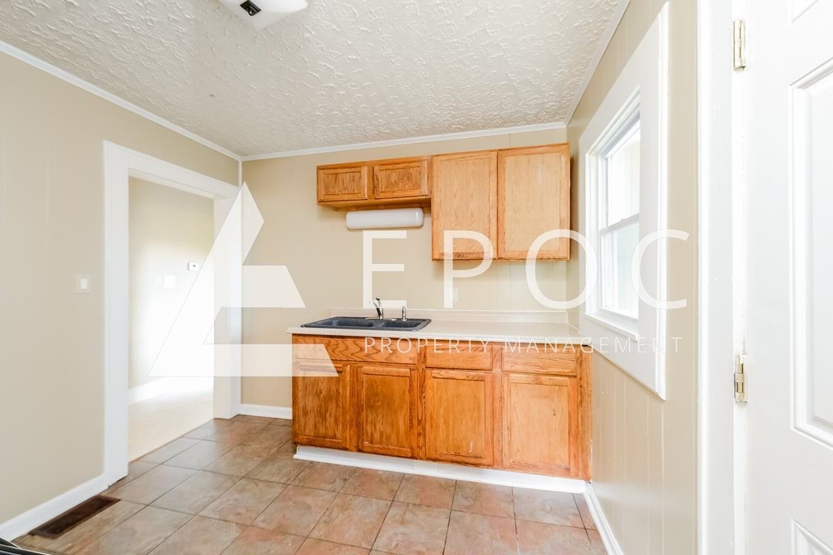 1804 Shady Mount Ave - Photo 4 of 15
