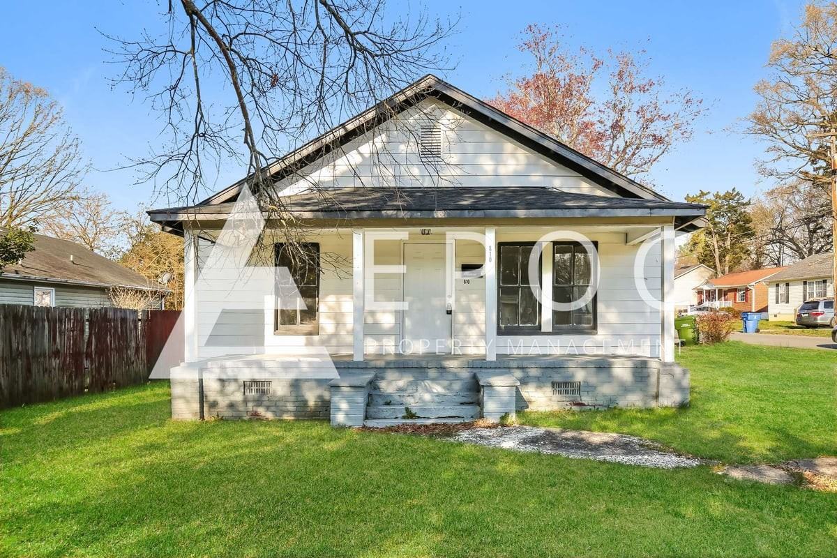 810 Oakley St - Photo 2 of 15