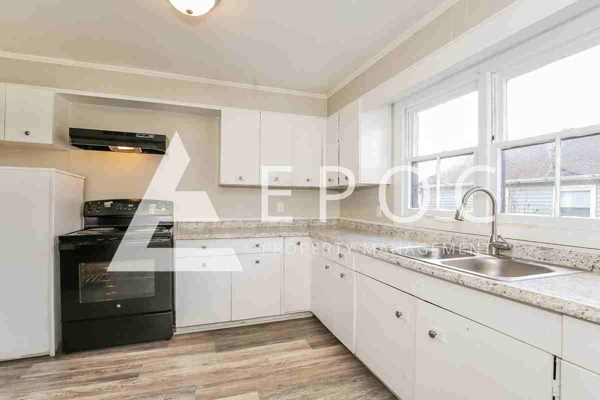 810 Oakley St - Photo 4 of 15