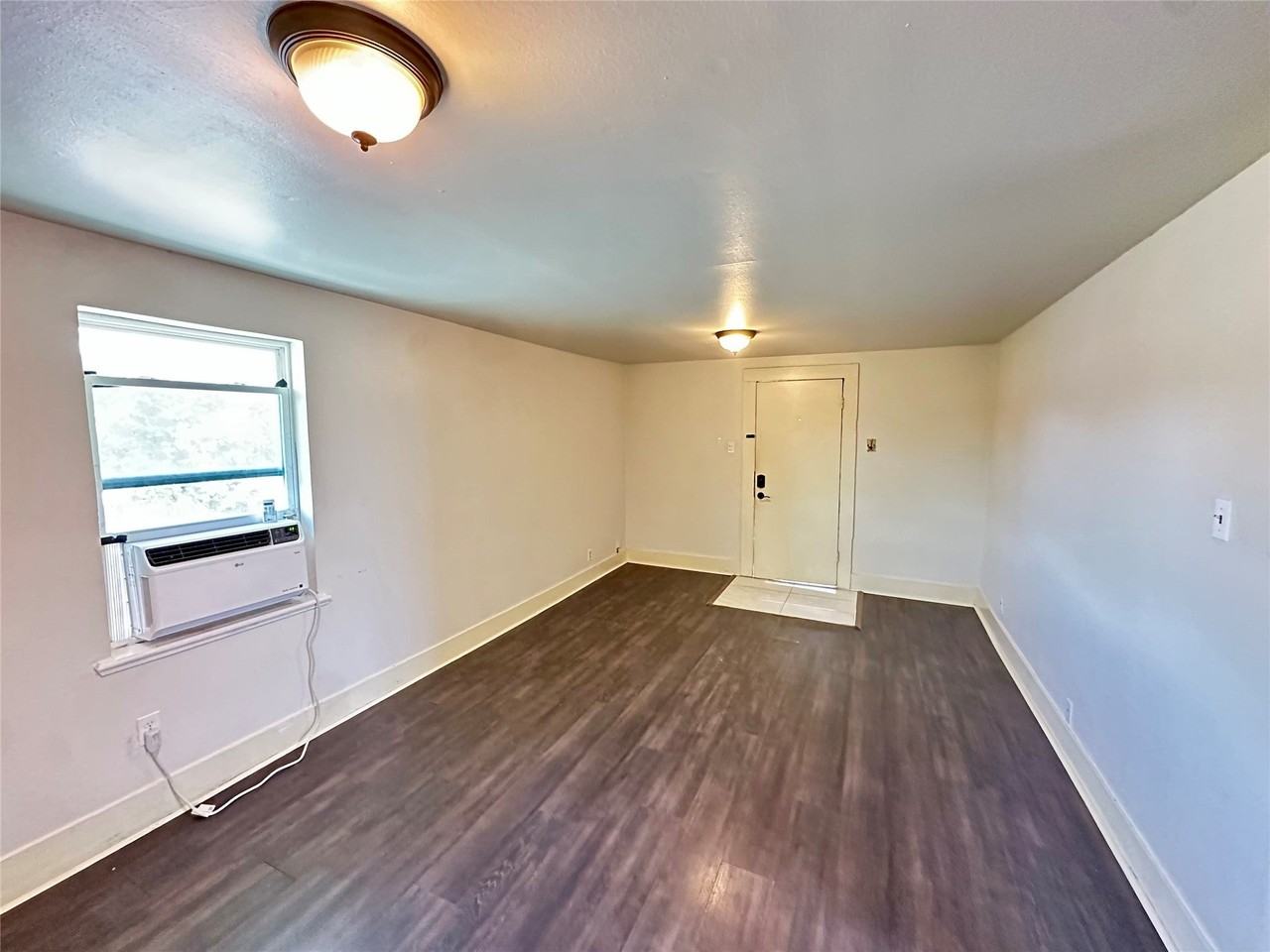 5306 Avenue O 1/2 - Photo 4 of 14