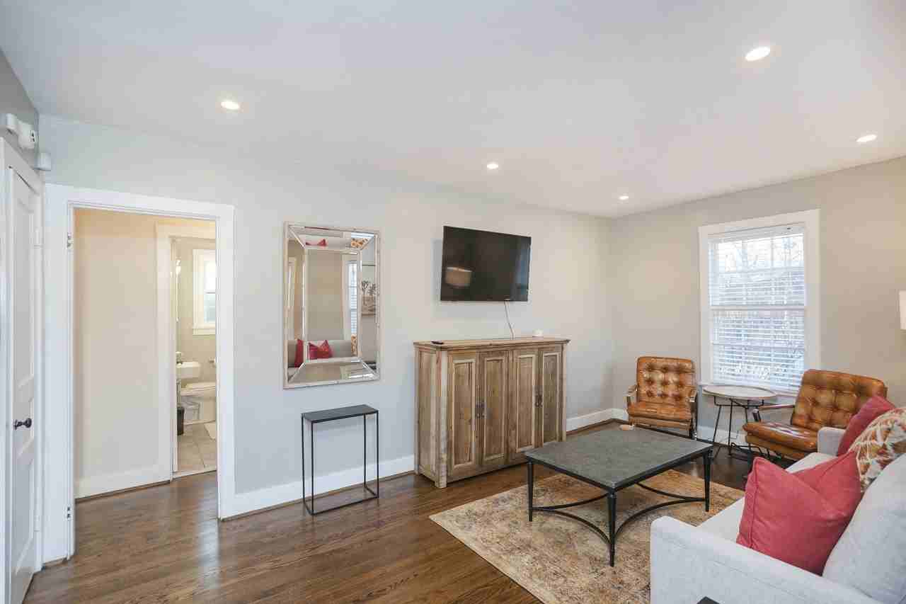 207 Chapel Ave - Photo 4 of 33