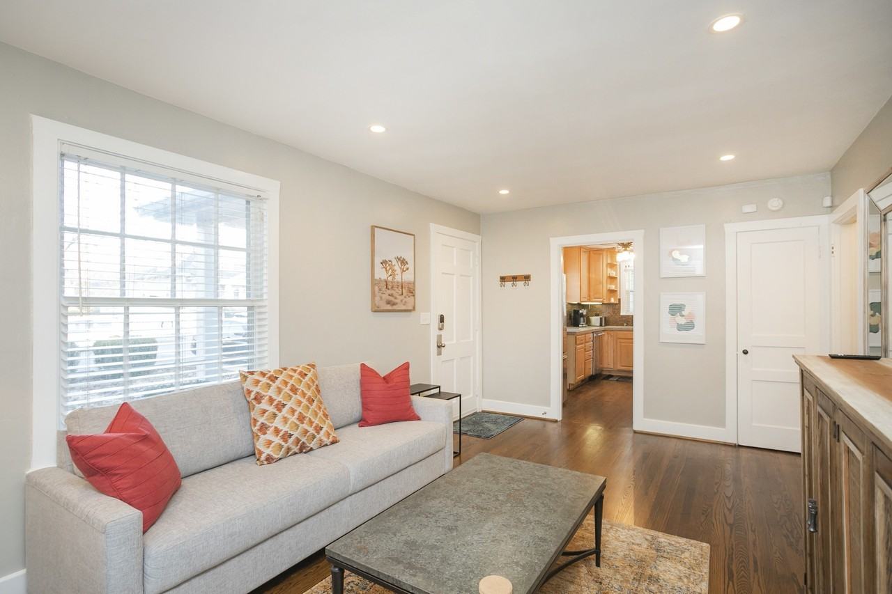 207 Chapel Ave - Photo 5 of 33