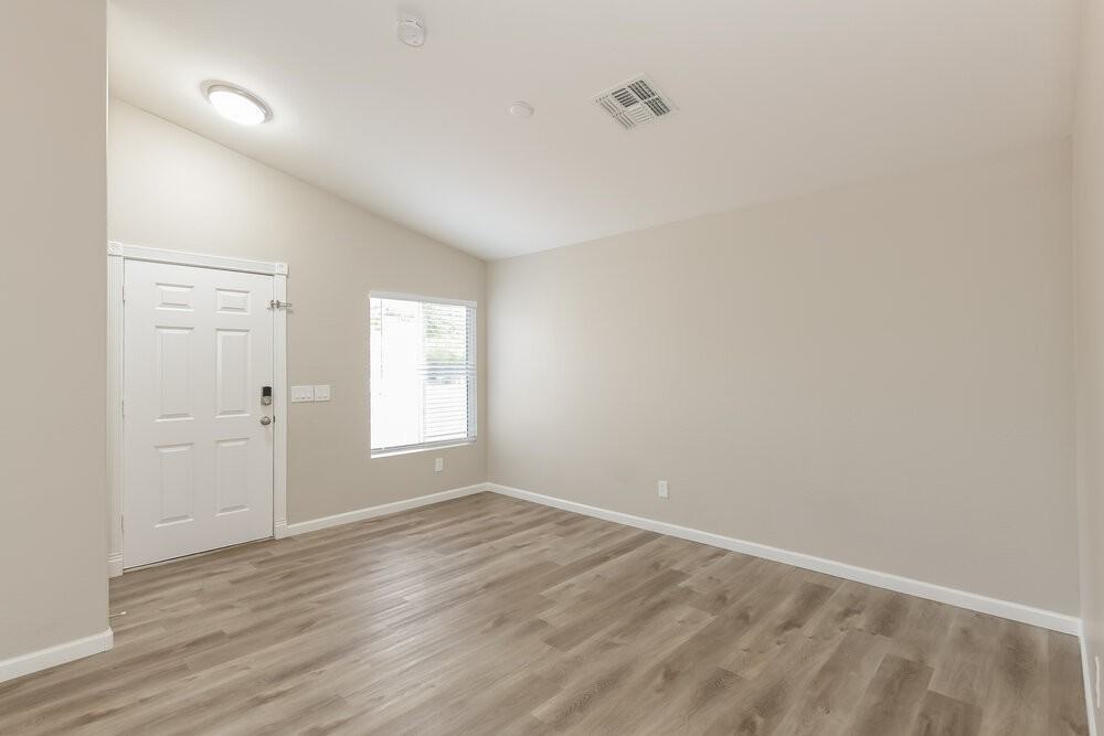 11509 W Shaw Butte Dr - Photo 4 of 16