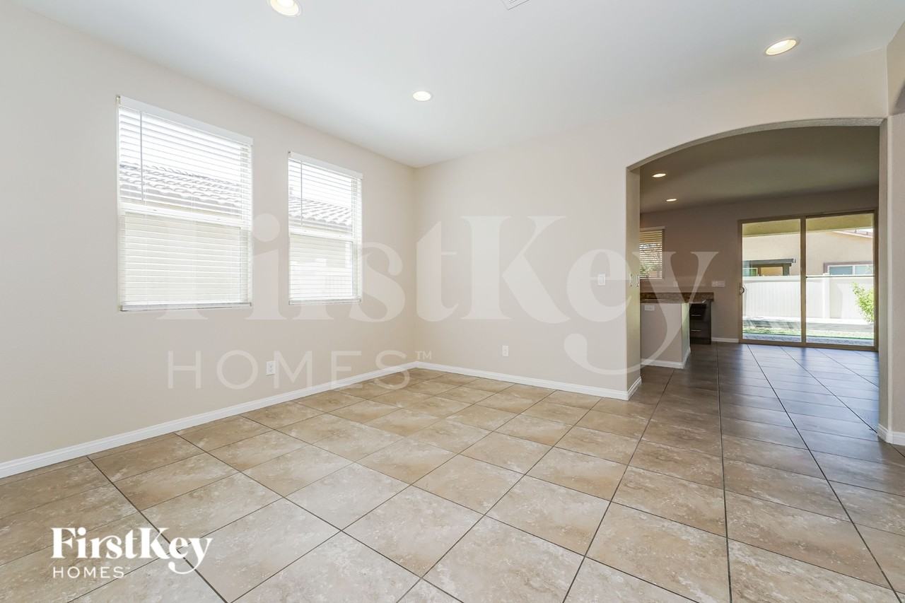 5717 Tideview St - Photo 3 of 15