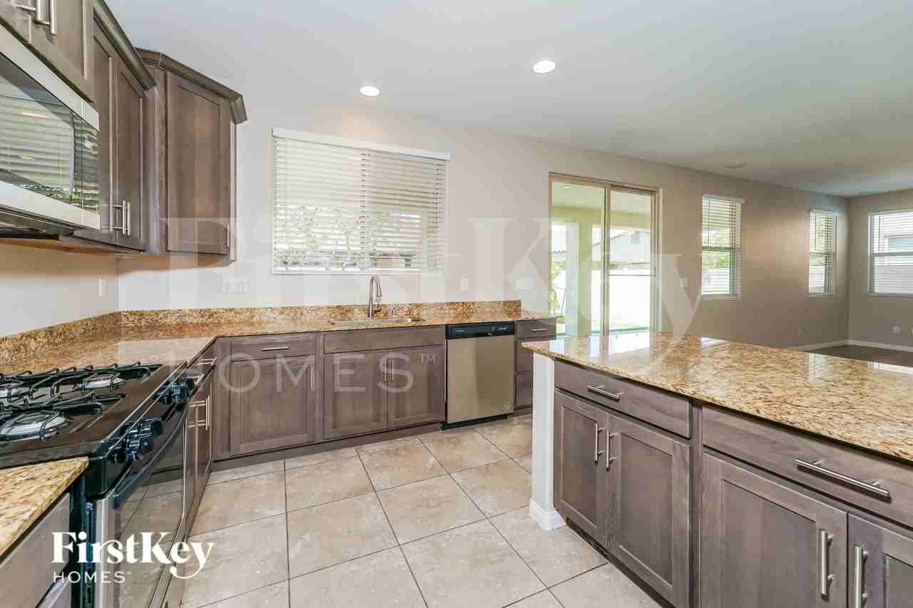 5717 Tideview St - Photo 4 of 15