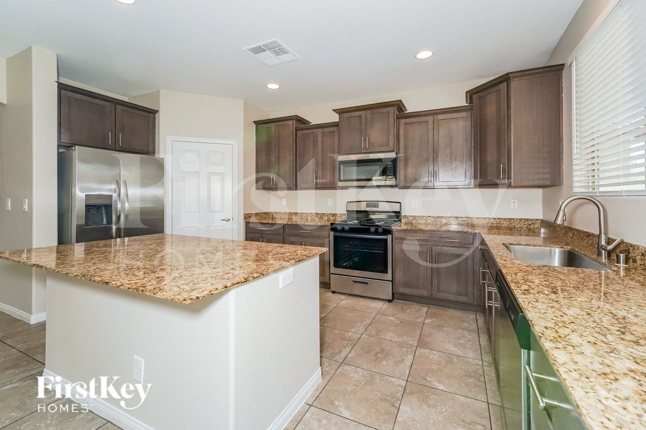 5717 Tideview St - Photo 5 of 15