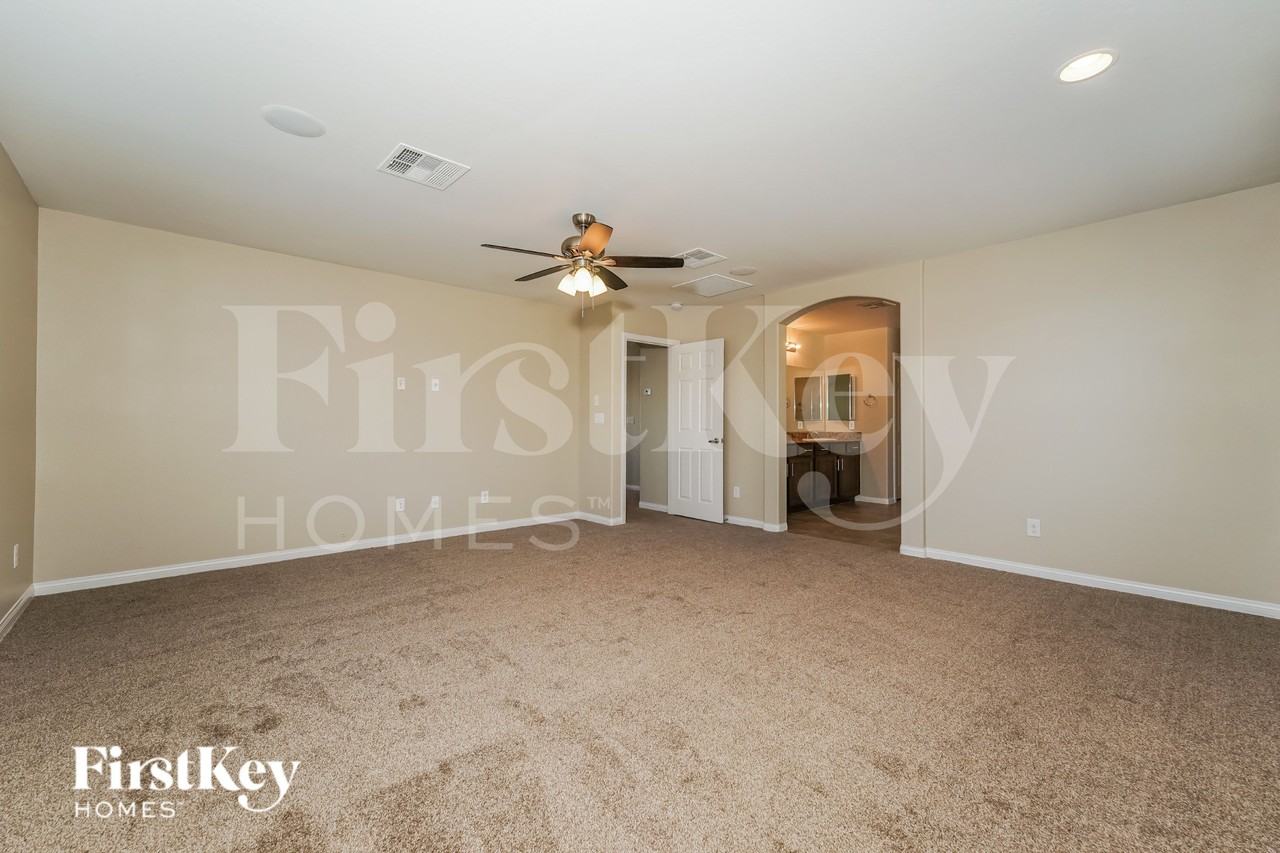 5717 Tideview St - Photo 6 of 15