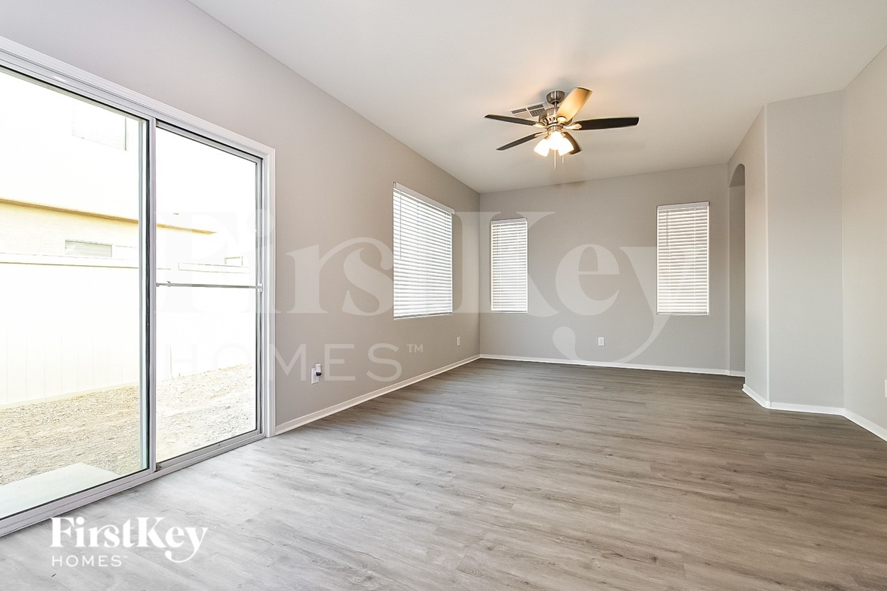 7906 Imperial Treasure St - Photo 3 of 18