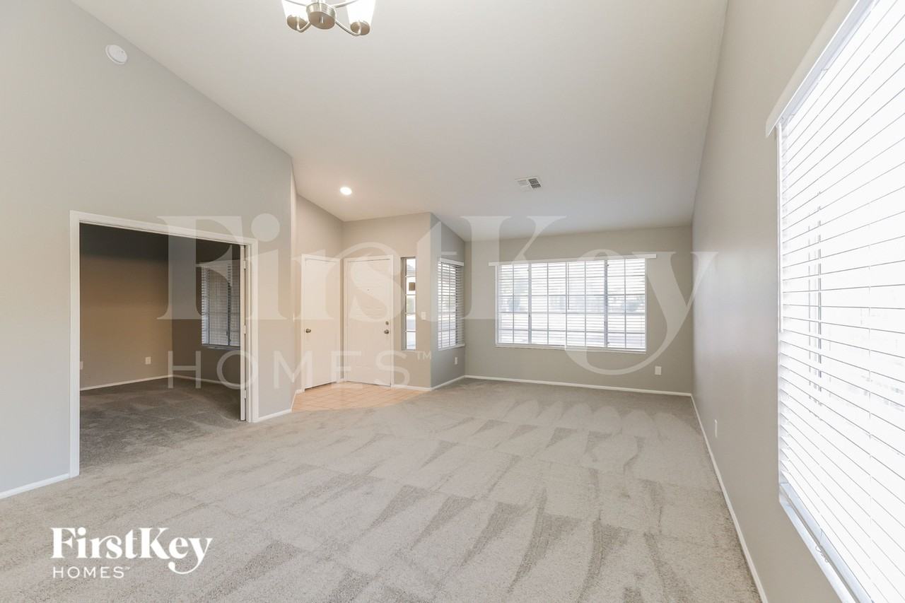 7520 W San Juan Ave - Photo 3 of 15