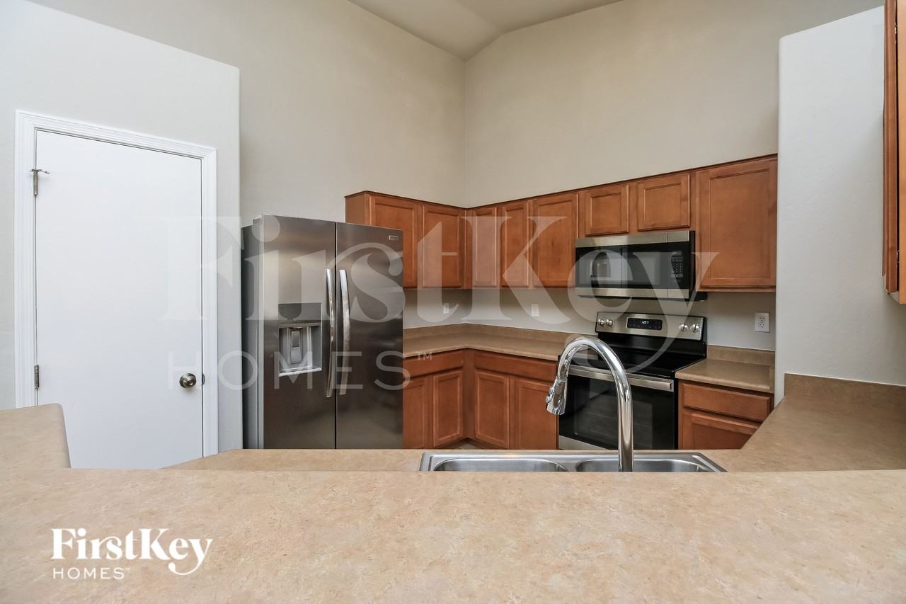 7023 S 38th Dr - Photo 4 of 15