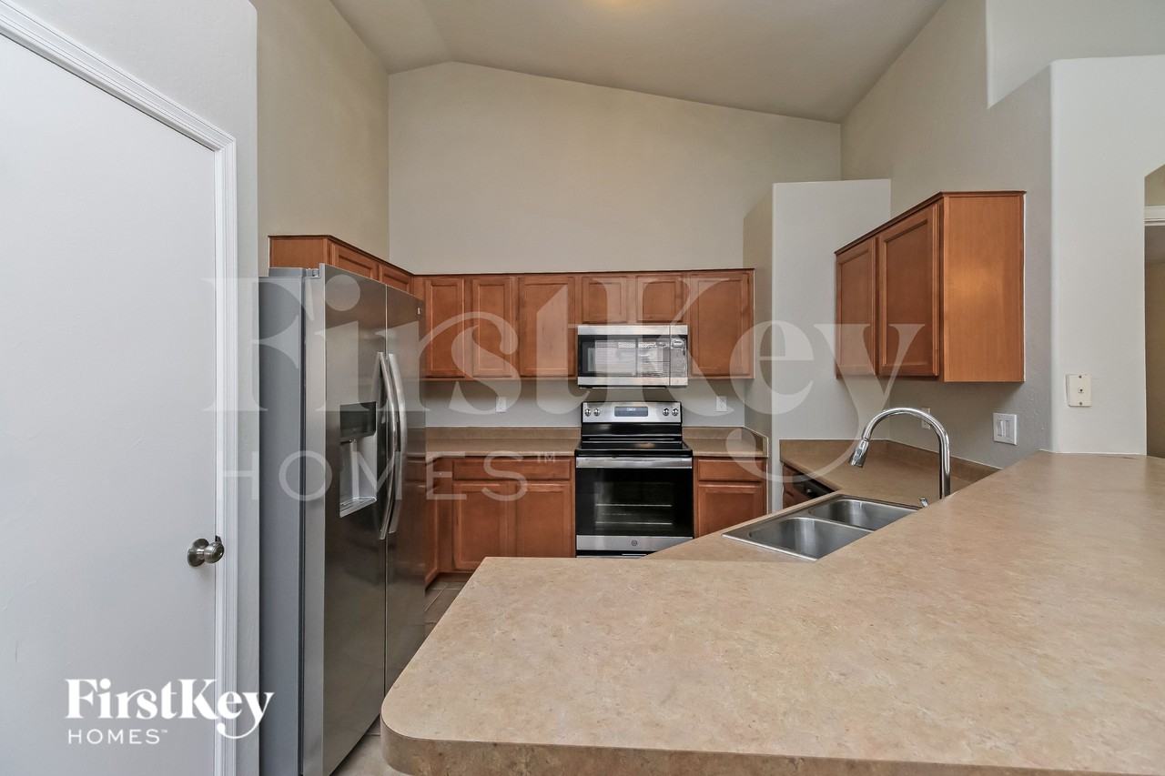 7023 S 38th Dr - Photo 5 of 15