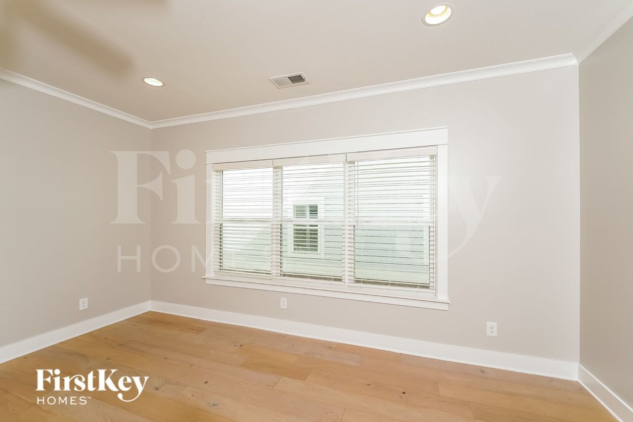 1320 Shades Ter - Photo 3 of 15