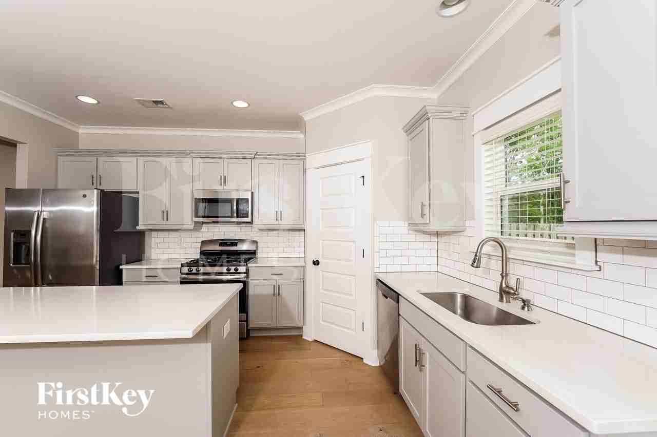 1320 Shades Ter - Photo 5 of 15