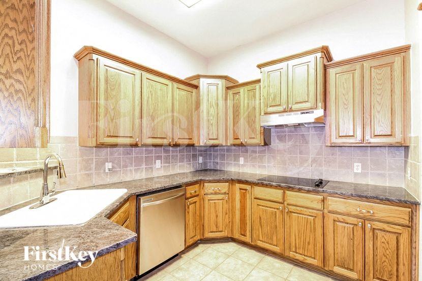 4200 Mackenzie Dr - Photo 5 of 15