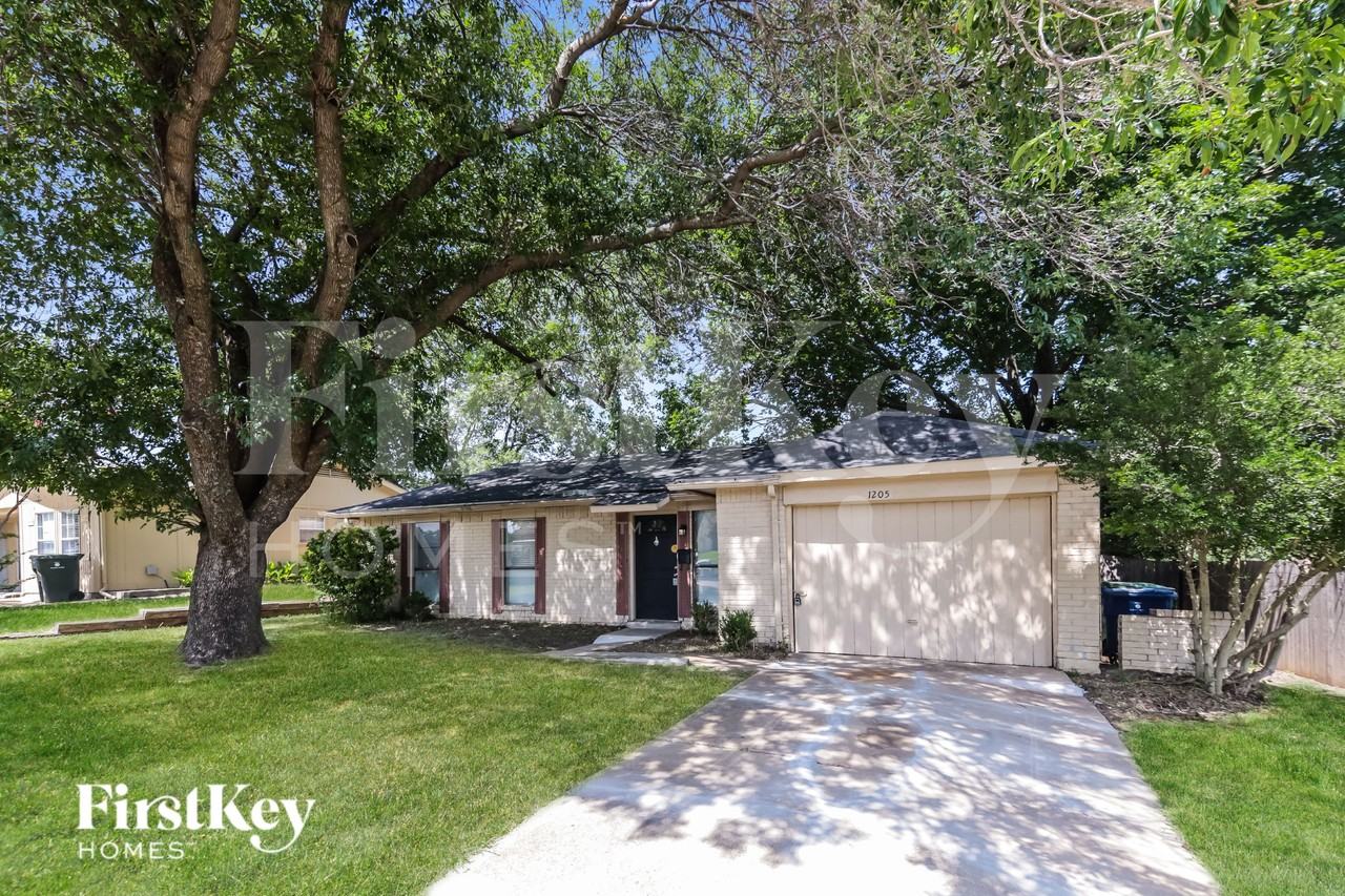 1205 Colony Dr - Photo 2 of 16
