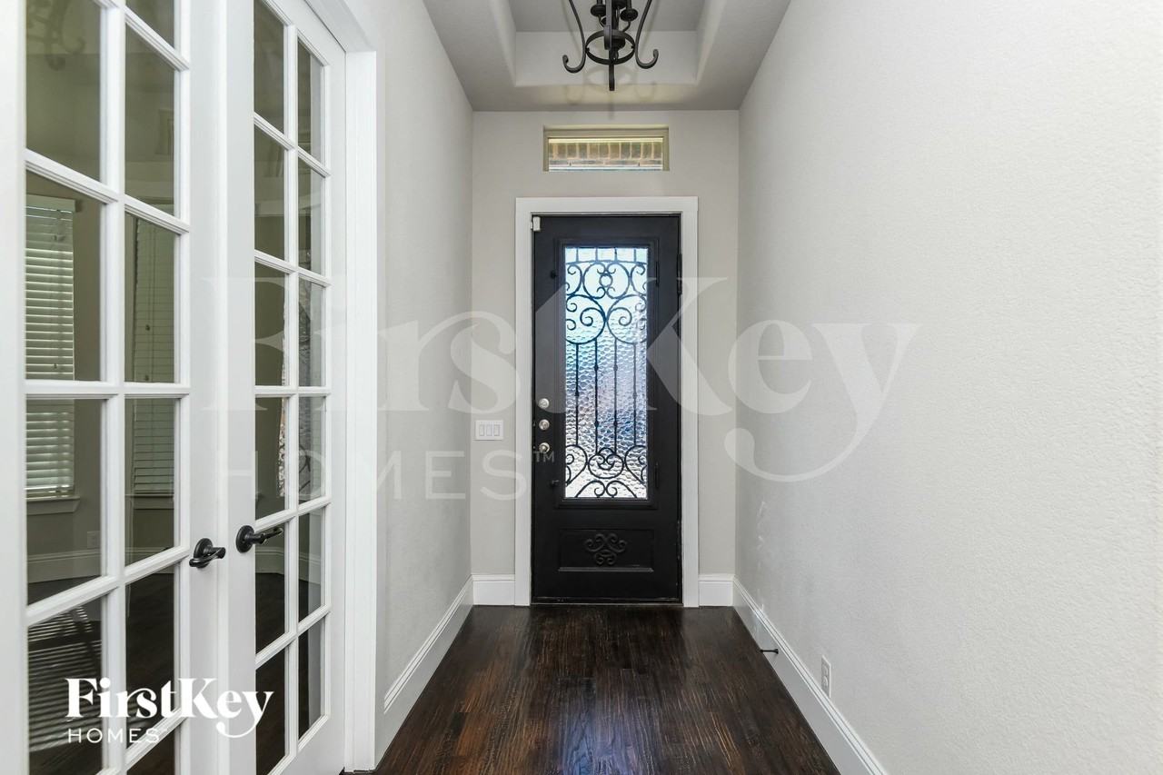 2404 Cabrillo Ln - Photo 2 of 15