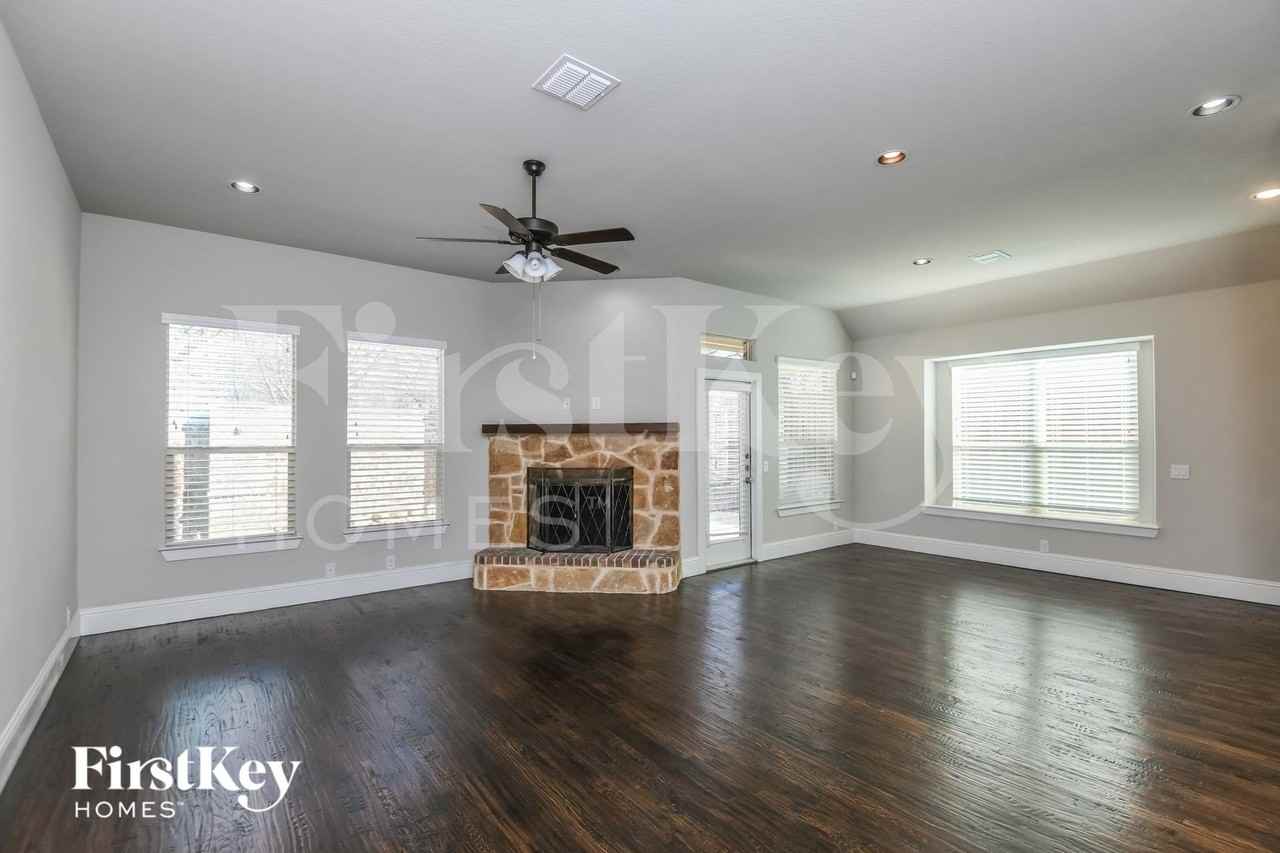 2404 Cabrillo Ln - Photo 3 of 15