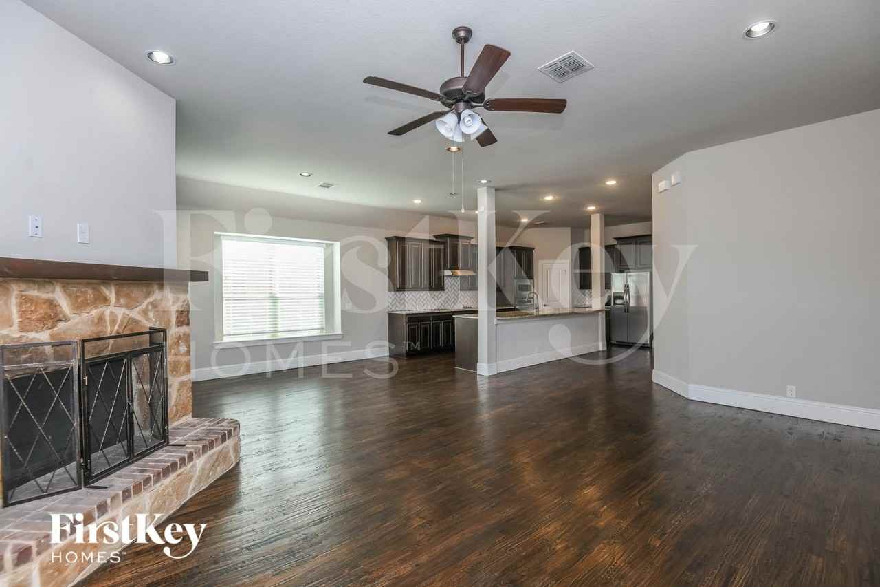 2404 Cabrillo Ln - Photo 4 of 15