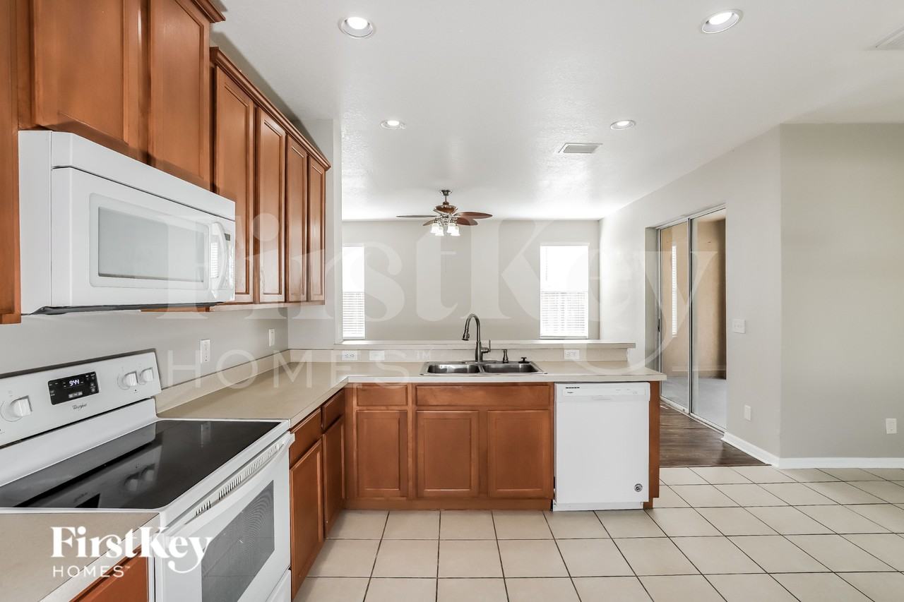 8636 Sandy Plains Dr - Photo 7 of 18
