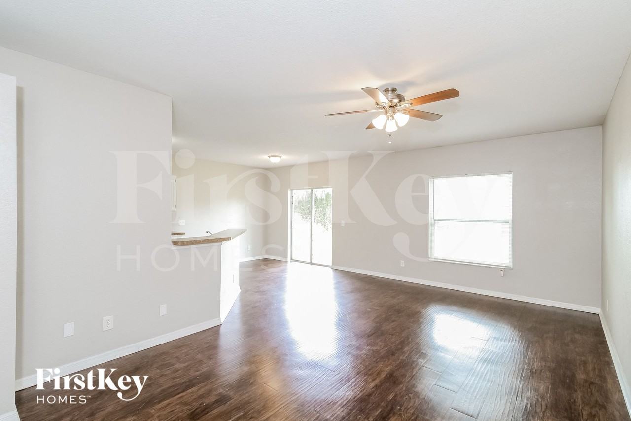 3332 Rogue St - Photo 3 of 14
