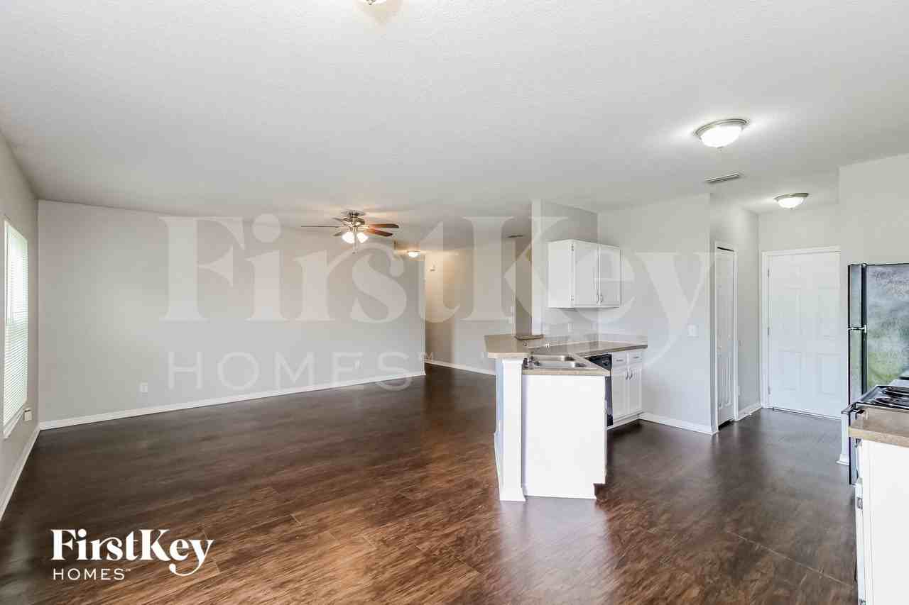 3332 Rogue St - Photo 4 of 14