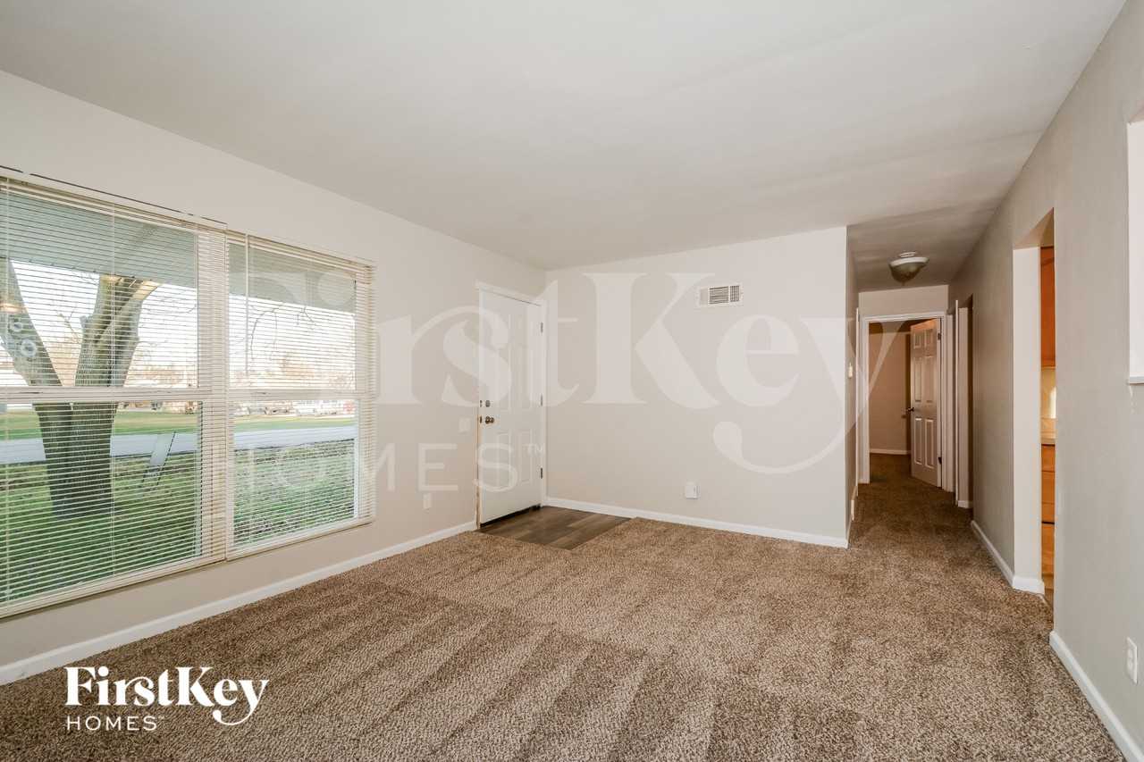 15 E Ofallon Dr - Photo 4 of 15