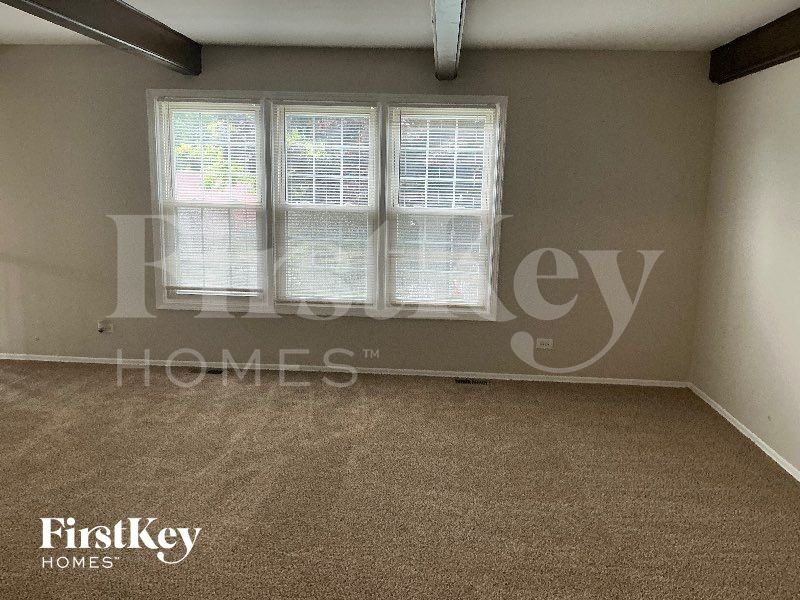 120 S Lancaster Dr - Photo 2 of 10