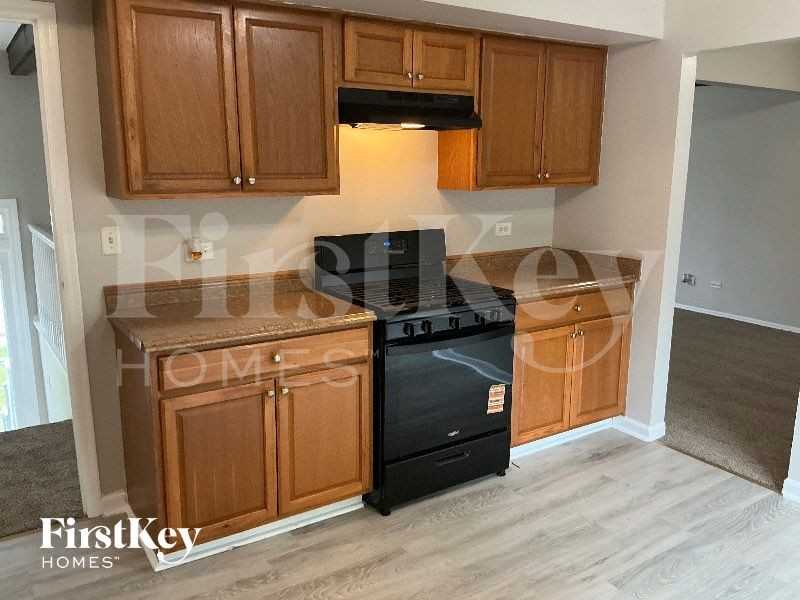 120 S Lancaster Dr - Photo 3 of 10