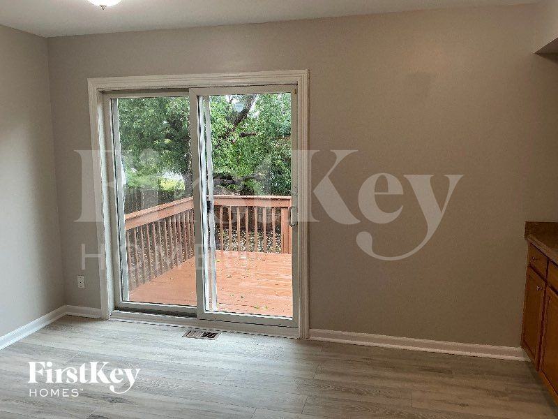 120 S Lancaster Dr - Photo 4 of 10