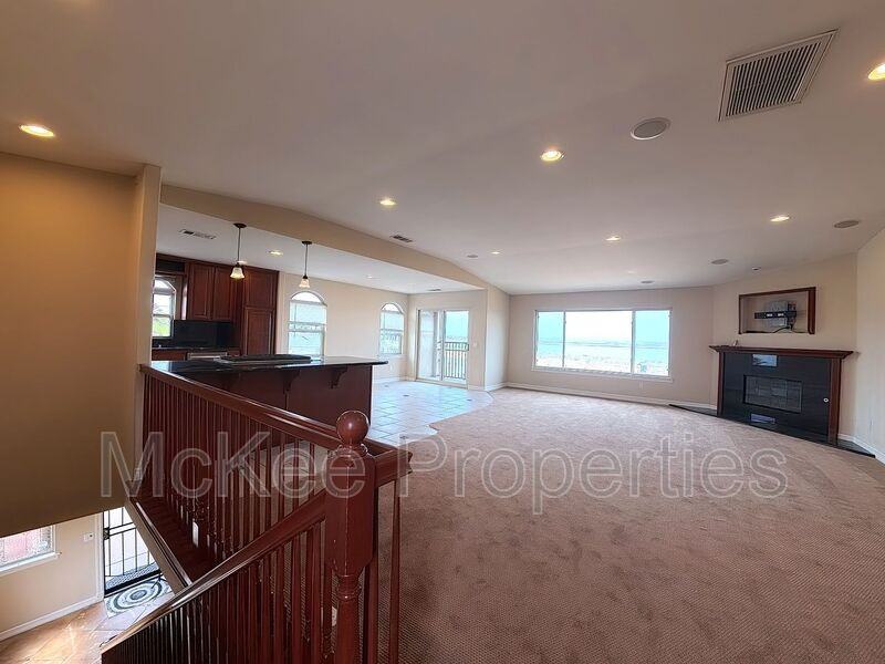 525 12th St - Photo 4 of 25