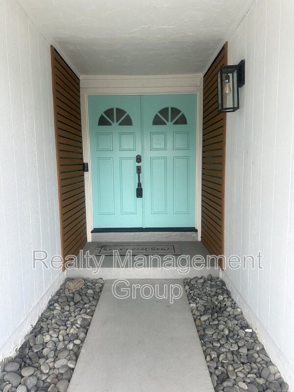 744 Saugerties Ave - Photo 3 of 26