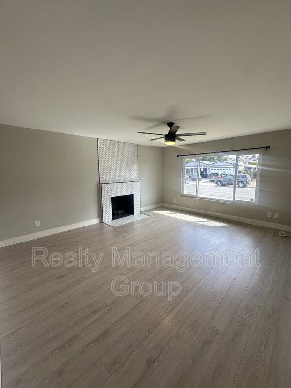 744 Saugerties Ave - Photo 4 of 26