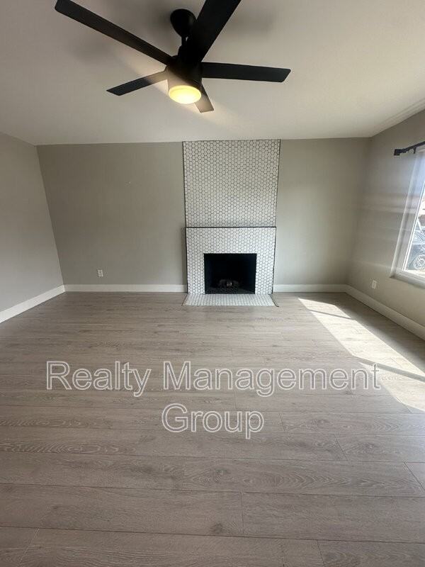 744 Saugerties Ave - Photo 5 of 26