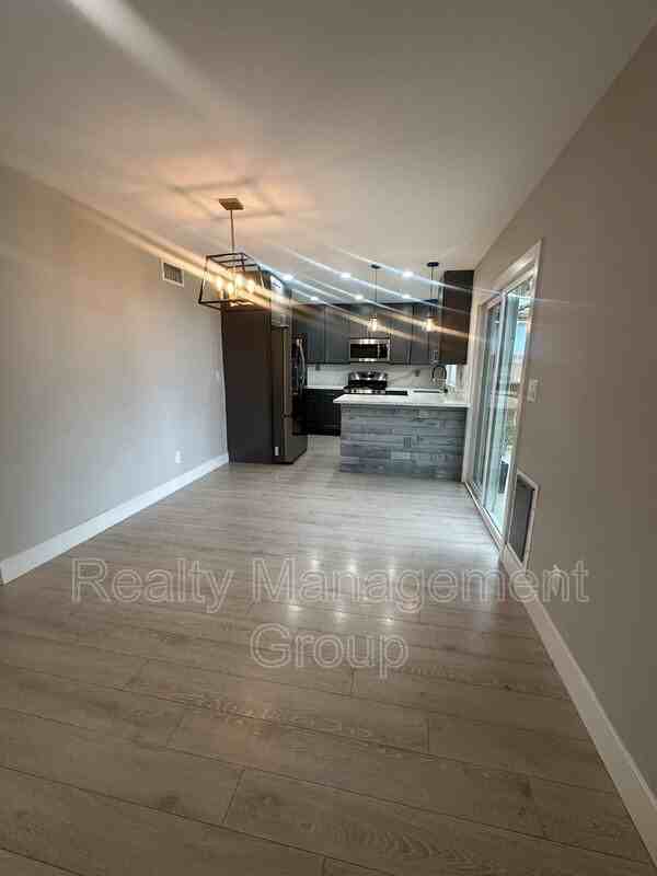 744 Saugerties Ave - Photo 6 of 26