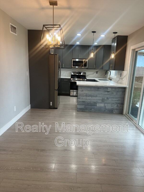 744 Saugerties Ave - Photo 7 of 26