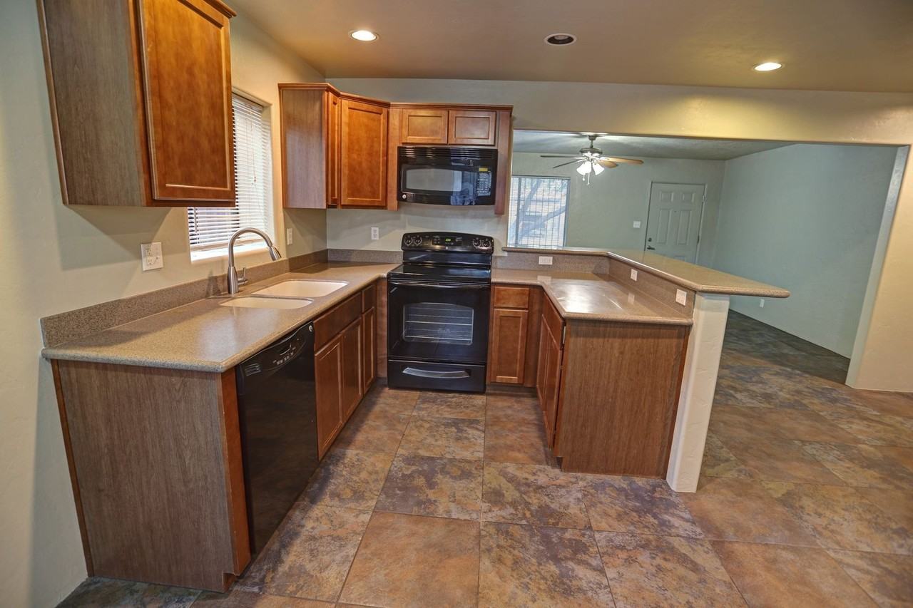 533 E Mabel St - Photo 5 of 10