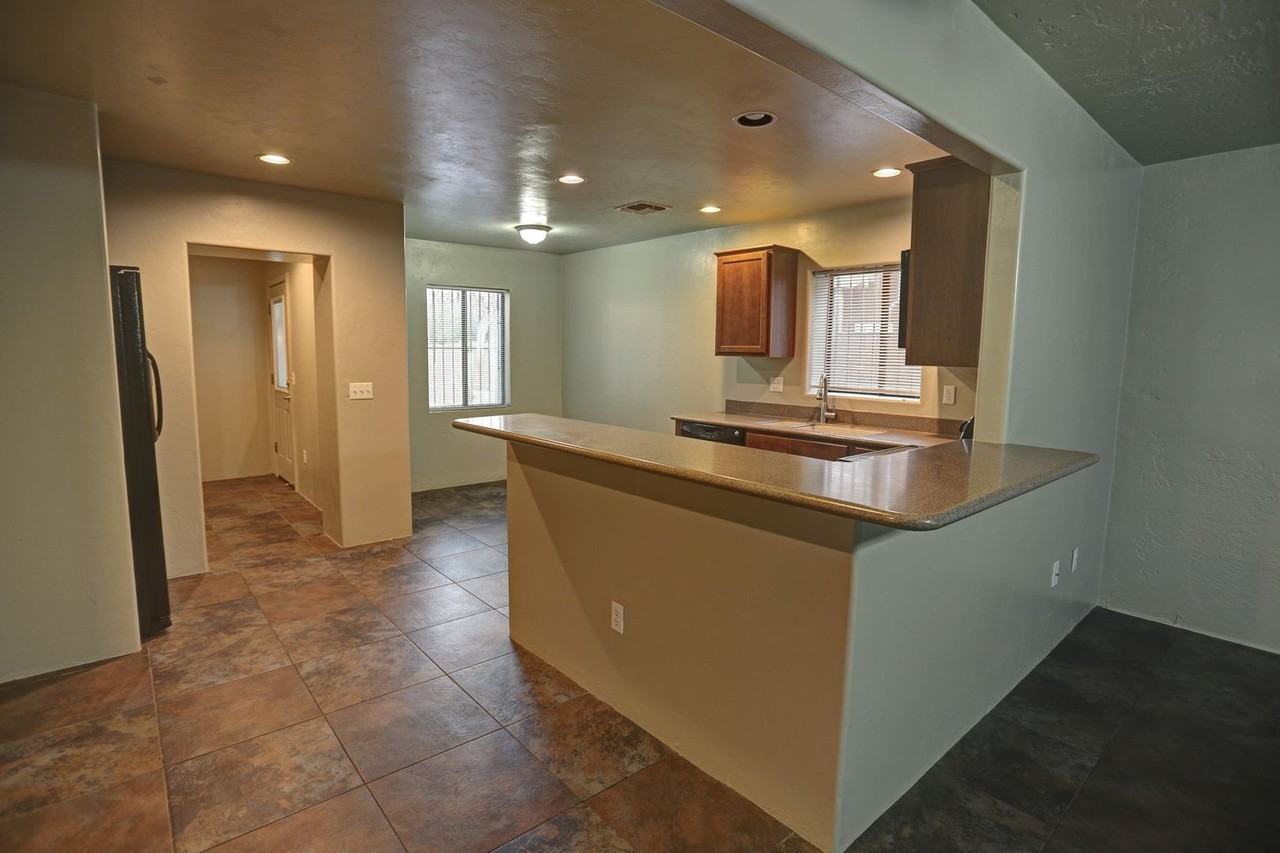 533 E Mabel St - Photo 6 of 10